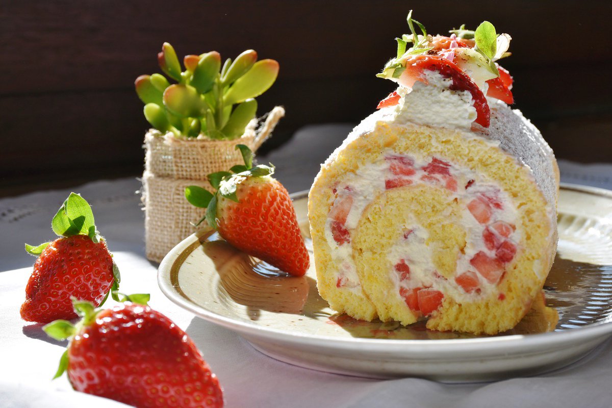 Whipped cream and strawberry swiss roll, Summer coming