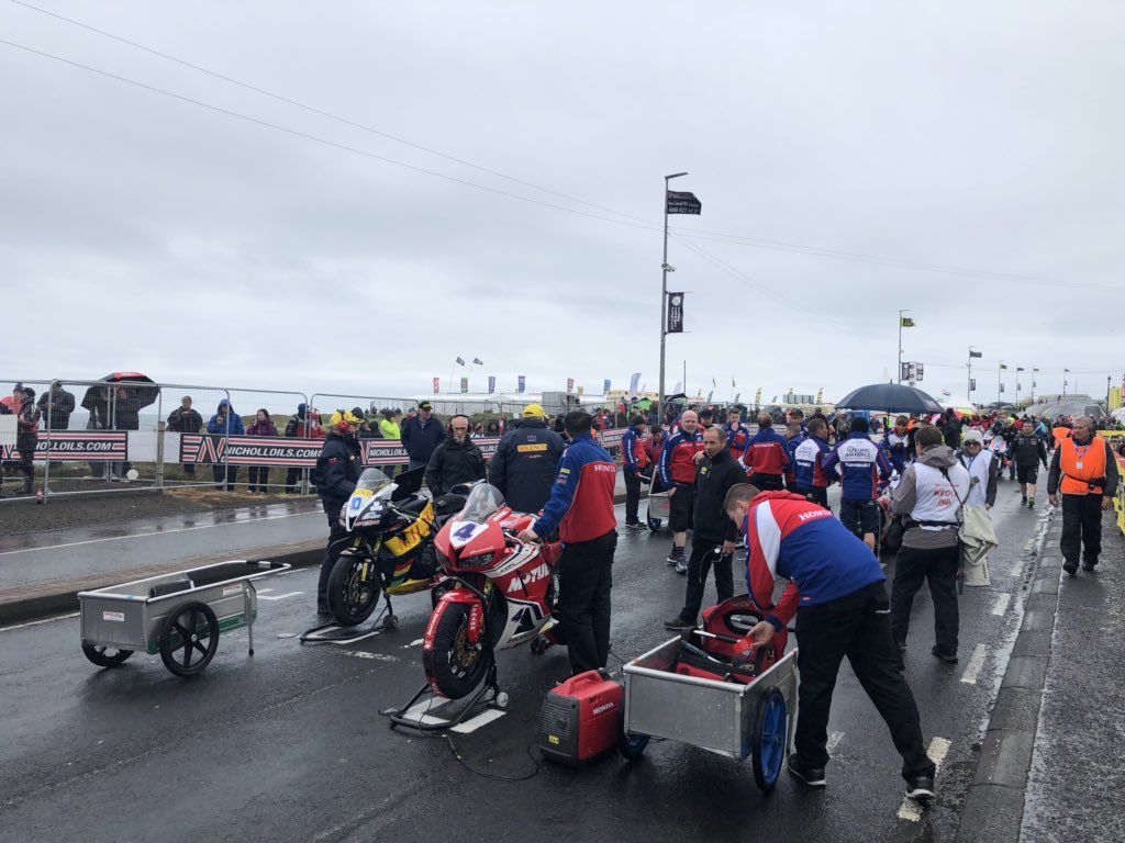 #NW200 lining up on the Supersport grid! The grid is being cleared and ready for racing action 🏁