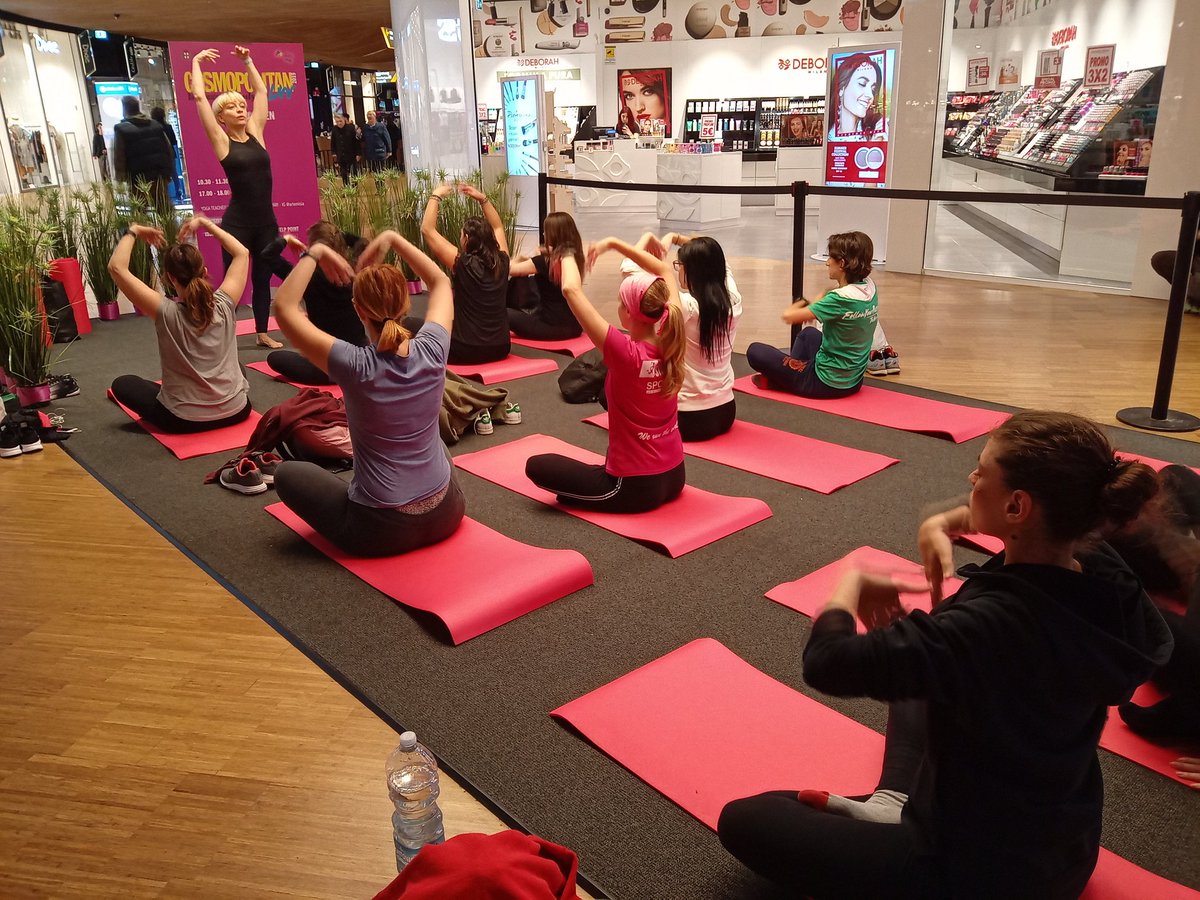 Cosmopolitan_IT's tweet photo. Non solo corsa, per la #cosmorun2019 ci sono anche i corsi di yoga di @artemisi4 allo yoga garden. Breath e unisciti a noi 😻 #zymil https://t.co/suFyFkPOSl