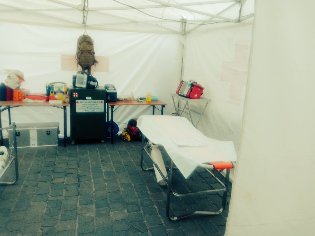 CroixRougeWSL's tweet photo. [LIVE] 
Encore un WK fort chargé pour nos volontaires, un poste médicalisé à la  #gayprideBxl 

Un poste de soins au #stadeFallon pour le tournois du @rscafondation pour les jeunes du Club. 

Merci à nos 23 volontaires mobilisé aujourd'hui. https://t.co/kXnfpDIqX1