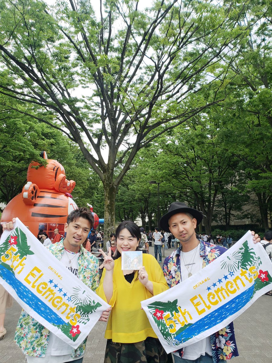 kazkosmam's tweet photo. 5thの二人もよかった~🎵
今日から発売のアルバムもGET❤️
#5th_elements
#OKINAWA祭
#代々木公園 https://t.co/zs4wW4hZYS