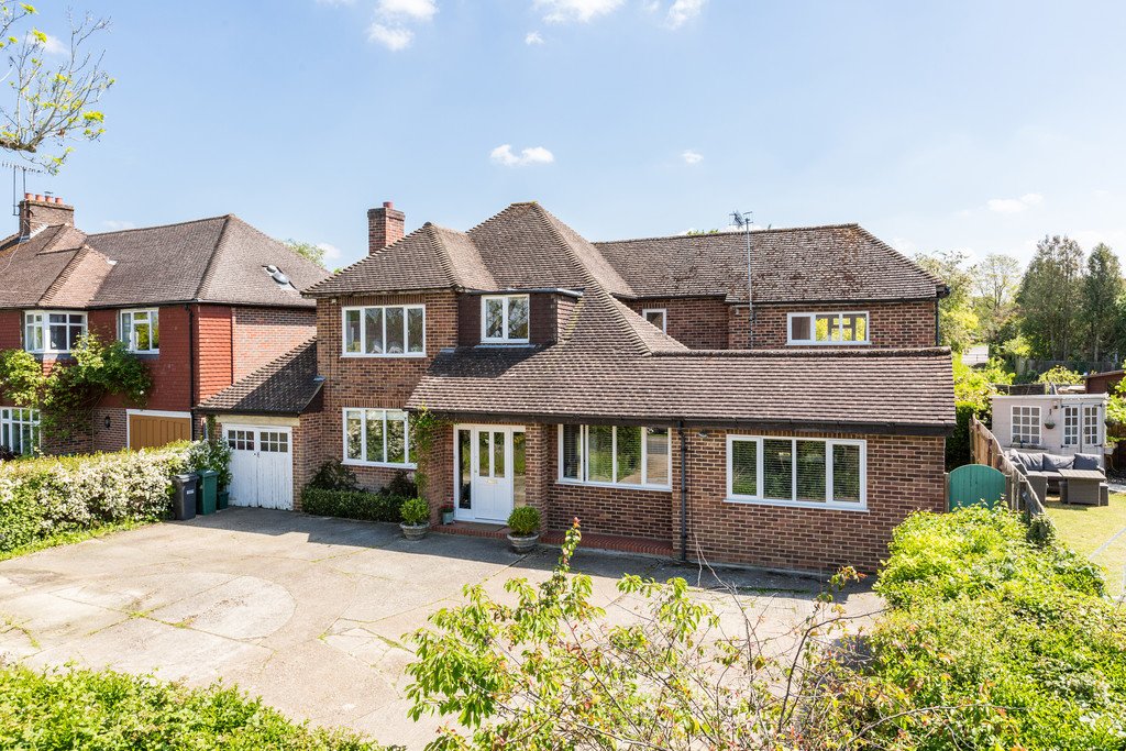 moverevolution's tweet photo. Stunning south facing garden #SaturdaySwoon (as well as being an exceptionally spacious five bedroom family home) #Redhill #Reigate #familyhome #professional photography #salesprogression #expertvaluation #moverevolution #fivestar #Surrey https://t.co/J38Wdfcwcd