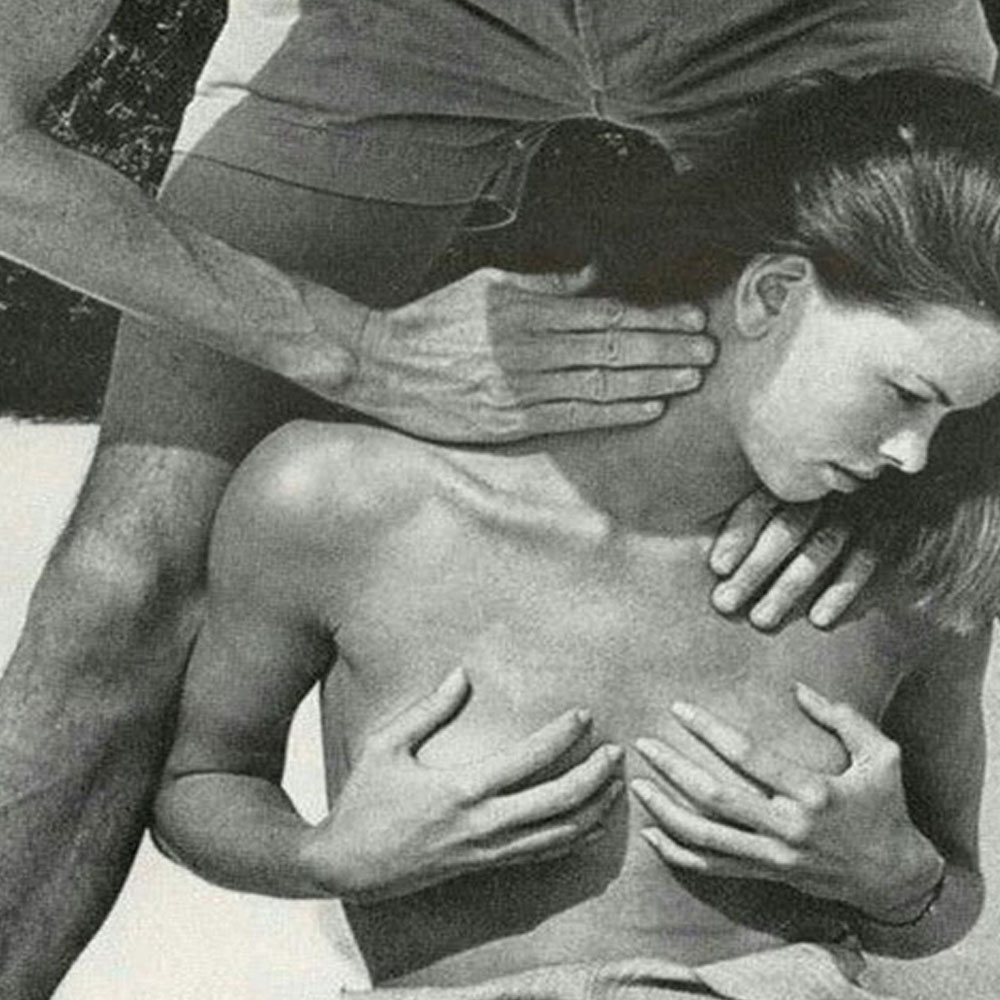 CoppaFeelPeople's tweet image. Remember there's no right or wrong way to check your boobs, the key is getting to know what feels normal for you. However, your breast tissue covers more than just your "boob", so make sure you show your collarbone some love!  ❤️ bit.ly/2VUegPG [📷via @shamemagazine]