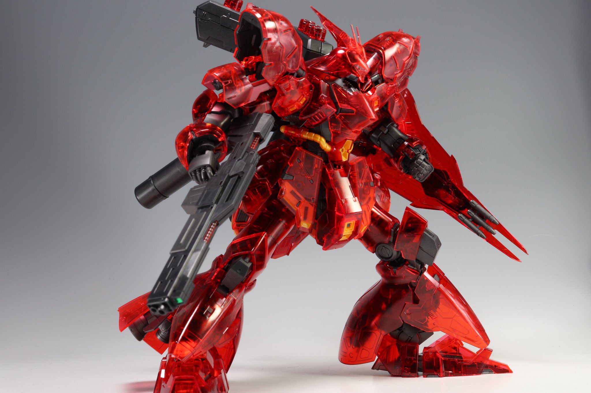 デンデロ Rg サザビー クリアカラー という事で組み終わりました 分かりにくくはありますが クリアレッドは通常版同様に濃淡2色 フレーム等はメタリック成型色です クリアパーツの絶妙な透明度で内部フレームやそのディテールがいい具合に透ける