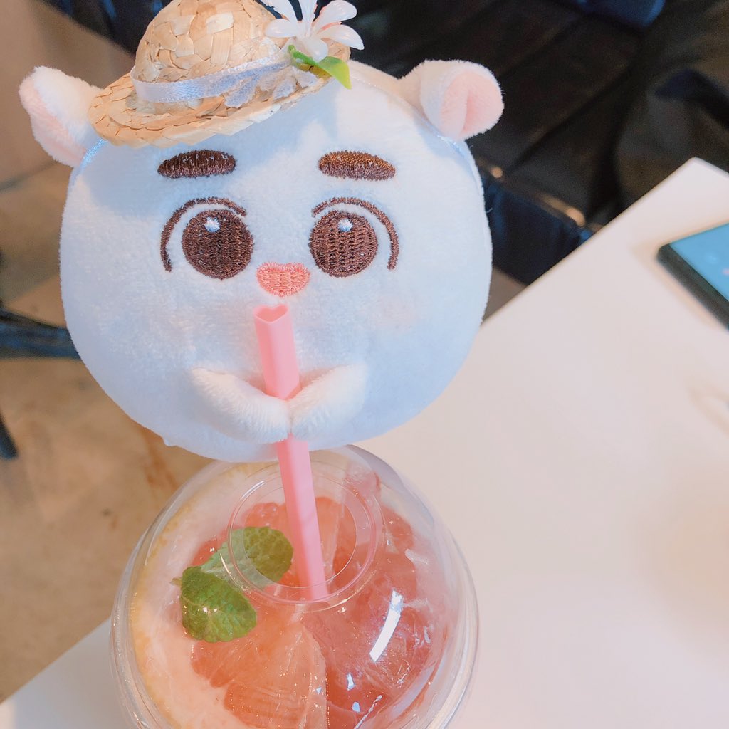 som_DO_12's tweet photo. 래미 바람 쐬러 왔지 ❤️🍹 https://t.co/rkRjh3b38P