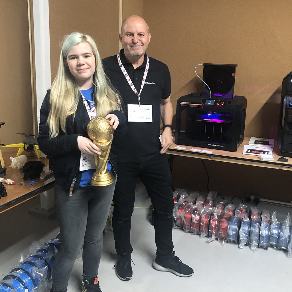 KariLawler's tweet photo. Didn't think I'll make it, but managed quick visit 2 #3DMeetupUK currently under way all weekend at #BOMlab in #Birmingham. Even managed a photo with my favourite #3DPrinting filament supplier @3DPrintzLtd!🤣 Also found out we have a @MakerBot distributor in #Brum. Small world!🤓 https://t.co/yST9qeyGNl