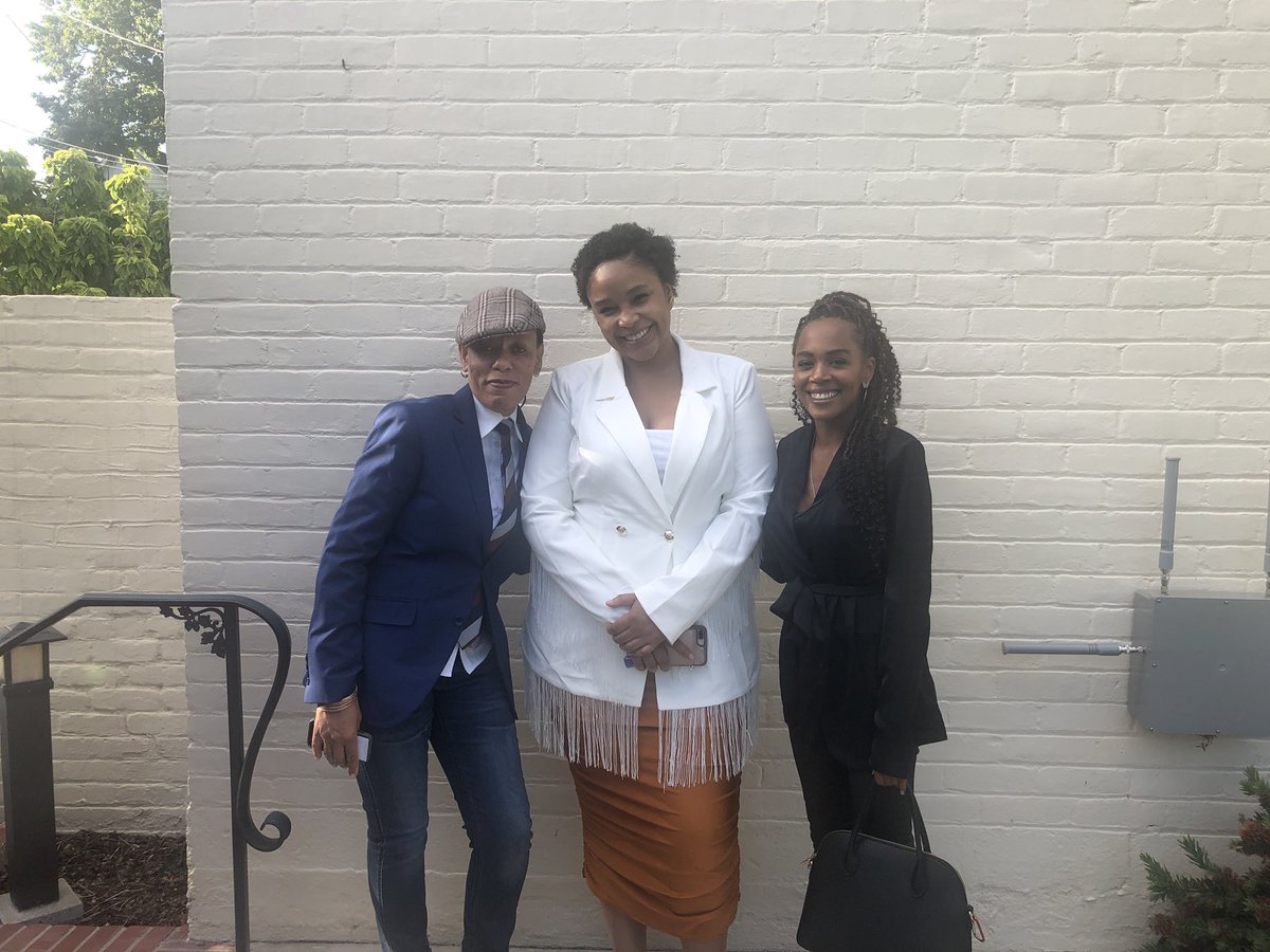 Pre festivities with Dr. @bevditsie. These photos are on the courtyard at the house of Claremont Graduate University’s President @lenjessup. It was an amazing event. @lindap457 @thontsi_ @this_natalia