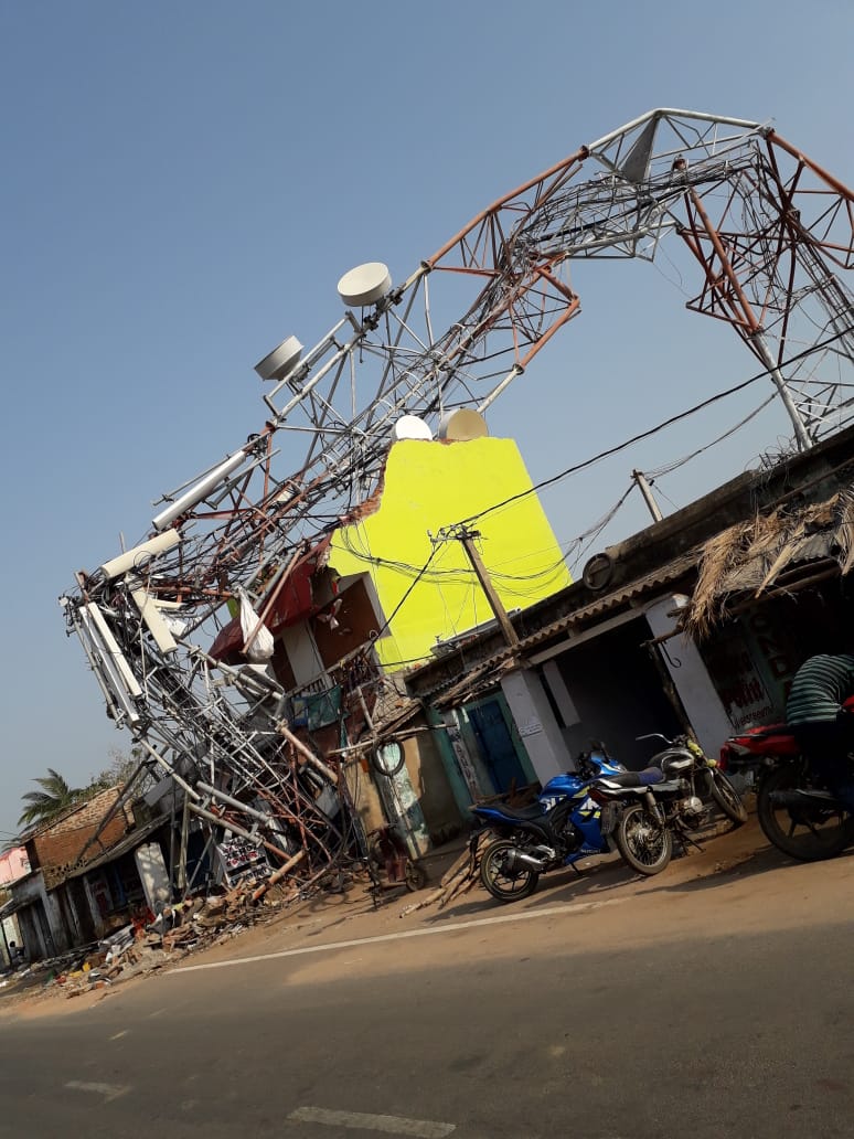 BSDas's tweet image. Got this pic from Nimapada #Puri #CycloneFani #CycloneFaniAfterMath #Odisha @BBSRBuzz @discoverbbsr @me_bhubaneswar @otvnews