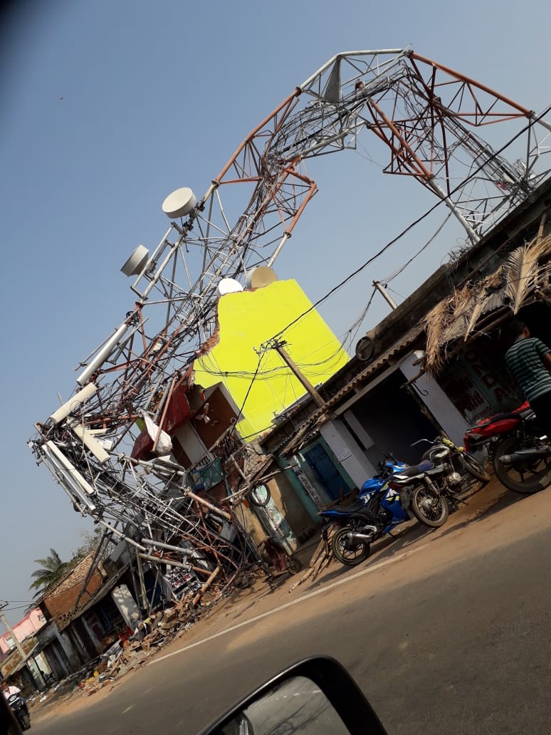 BSDas's tweet image. Got this pic from Nimapada #Puri #CycloneFani #CycloneFaniAfterMath #Odisha @BBSRBuzz @discoverbbsr @me_bhubaneswar @otvnews