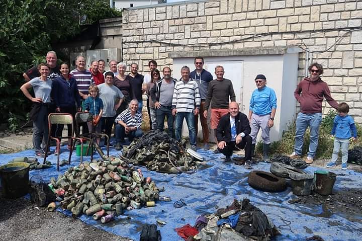 Un grand merci à tous pour le nettoyage de nos pannes au Club De Voiles de Martigues. Cela fait maintenant deux ans que nous nous engageons afin de mieux respecter l'environnement marin que nous apprécions tous.