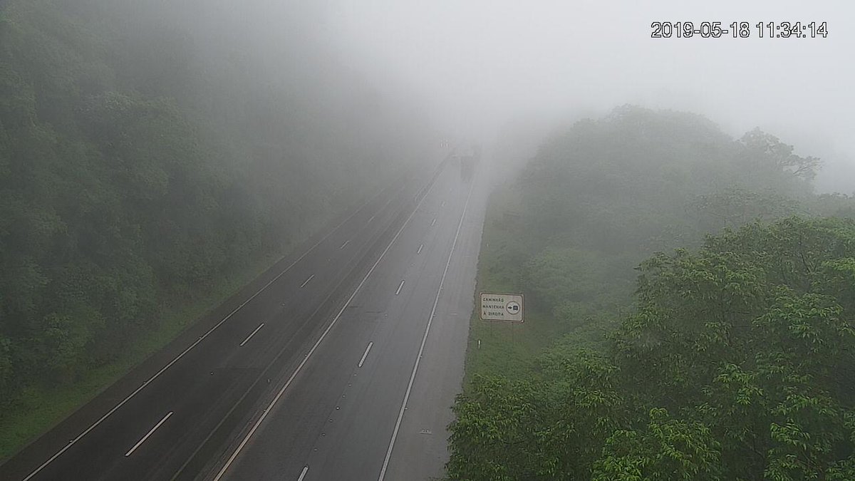 elianabati's tweet photo. Ecovia (@ecovia) tweetou: No trecho de Serra, que tem neblina nesta manhã, pedimos aos motoristas que reduzam a velocidade e usem os faróis baixos do veículo. Atenção! https://t.co/KYC3XUrrK6 (https://t.co/ZCG1Az3YCa)