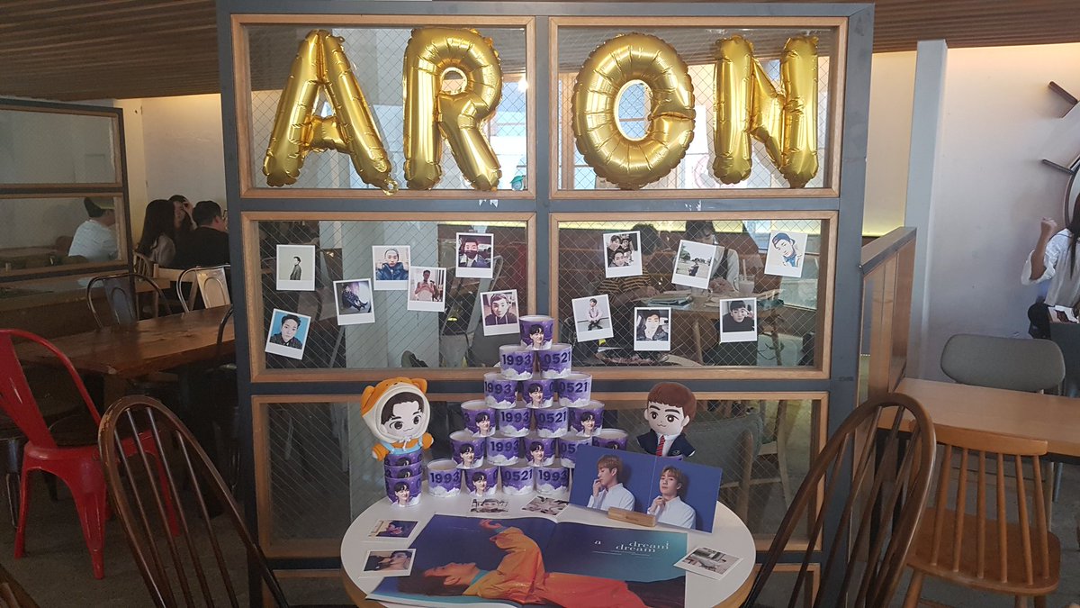 nuest__go's tweet photo. 190518 강남 뉴커피
#뉴이숙트 #아름아리따운_너의_생일을축하해 https://t.co/c9GidH6a1M