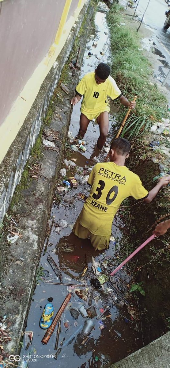 Panitia Gelaran Pordis Sentani - U23 mewajibkan pengumpulan  sampah plastik, alumunium, dan karton Bekas sebagai Syarat Pendaftaran Peserta.. 

Nampak siswa SSB Petra Sentani, dgn pelatihnya Silas Ohee sedang membersihkan selokan untuk mengumpulkan sampah botol bekas