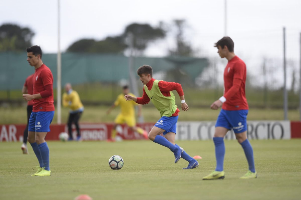RealSporting's tweet photo. 📸 El #SportingDH está calentando en el campo número 1 de Mareo
👍 Todo preparado para el partido de #CopaDelReyJuvenil
🆚 @RCDEspanyol
🔴⚪️ Vamos Sporting 🔴⚪️ https://t.co/7t50TU2S0Y