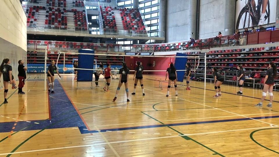 FMadridVB's tweet photo. El PROGRAMA de TECNIFICACIÓN hoy ha parado en PINTO con las categorías CADETE.
Nuestros deportistas siguen con la puesta a punto para el #CESA19 ¡VAMOS!
#SomosVoleibol https://t.co/s9QU9ofeND