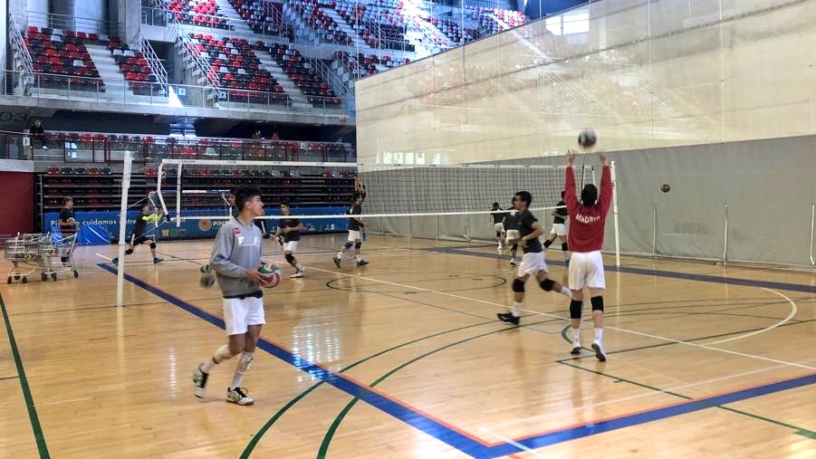 FMadridVB's tweet photo. El PROGRAMA de TECNIFICACIÓN hoy ha parado en PINTO con las categorías CADETE.
Nuestros deportistas siguen con la puesta a punto para el #CESA19 ¡VAMOS!
#SomosVoleibol https://t.co/s9QU9ofeND