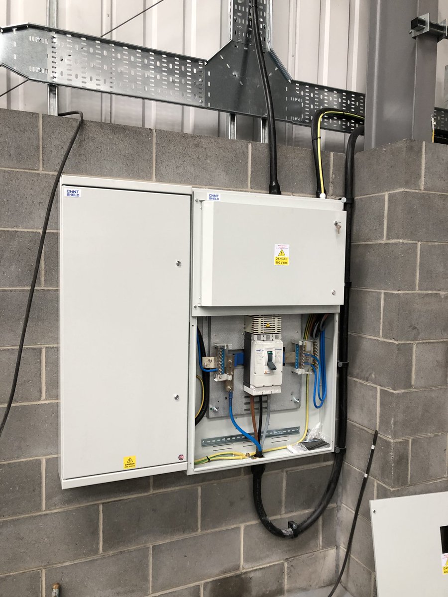ElectricalSjk's tweet photo. Great progress this week from our superstar team of engineers, power down & changeover day #chint #Yesss #clevelandcable #armafix #powerlite https://t.co/9QXBcsnGLu