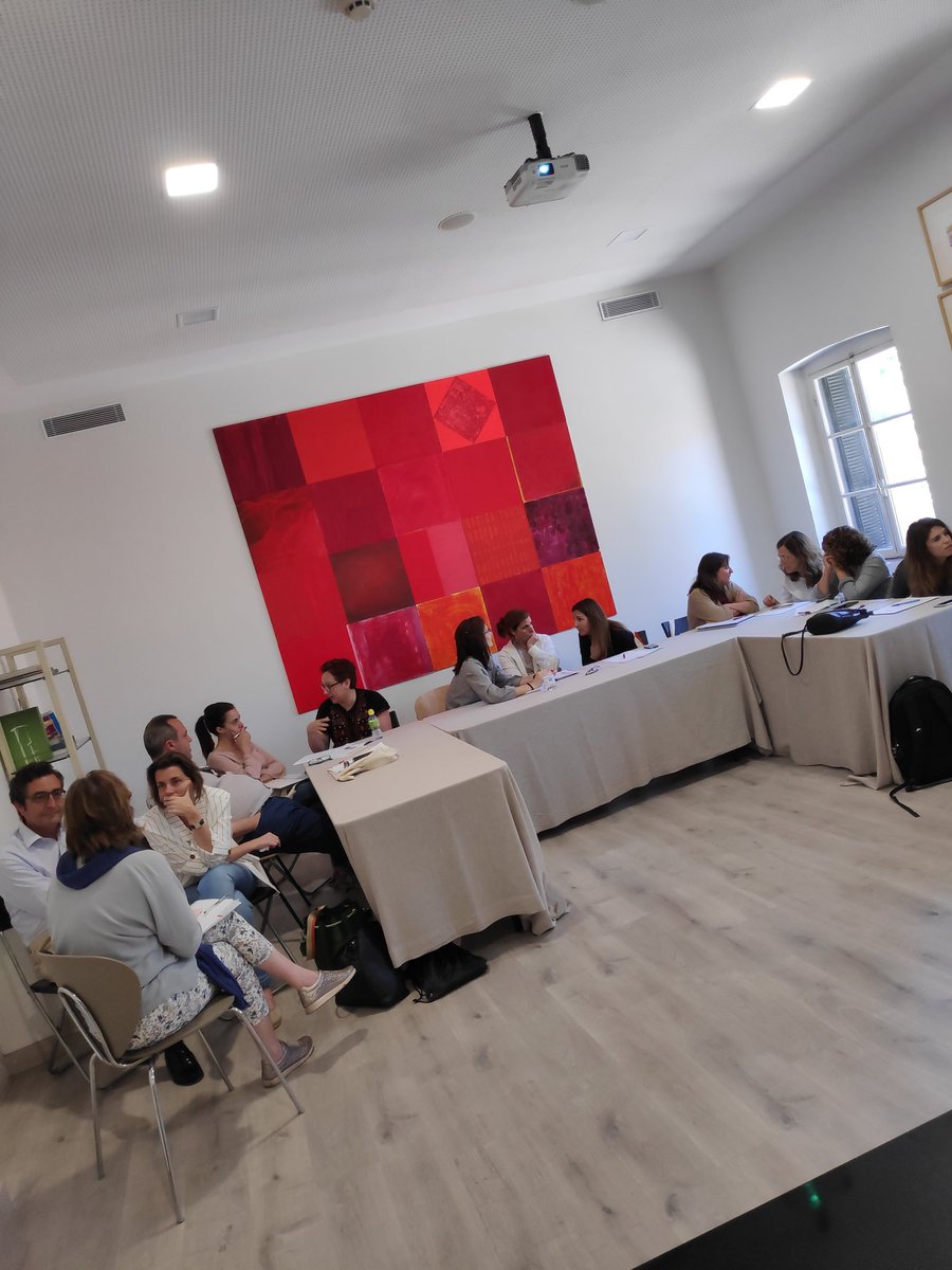 Al lado de dos grandes profesionales y fantásticas personas! ¡Guapas! Sevilla. Taller sobre dinámicas de Acoso Escolar y Alta Capacidad. Jornadas de Altas Capacidades. Centro Cadis. <a href="/Teresa_Cadis/">Teresa Fernandez Reyes</a> <a href="/AIAC12/">AIAC</a> <a href="/coralelizondo/">Coral Elizondo</a> <a href="/CentroCadis/">CentroCadis</a>