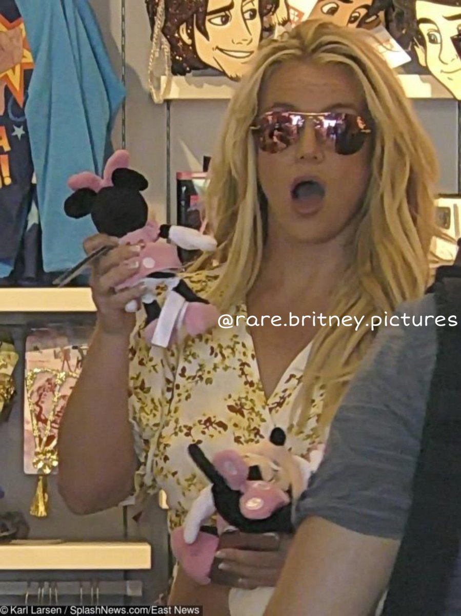 RareBritney's tweet photo. New unseen pics from yesterday, you've seen it first here!! #britneyspears #FreeBritney https://t.co/qJF241lZZ0