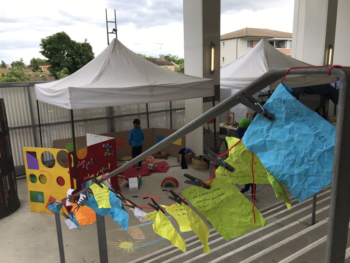 FLvsl's tweet photo. Le festival bat son plein!
Conf gesticulé, ateliers, débats bar et même crêpes! Avec, entre autres, @unmurdanslereel et @Tv_Bruits https://t.co/t6oprqBgqj
