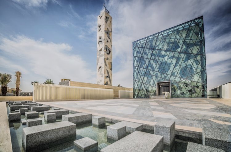 ArchAbdulaziz1's tweet photo. لا يتوقف الإبداع في الهندسة المعمارية على تصميم الأبراج وناطحات السحاب، لكن وصل لتطوير #تصميم المساجد بلمسات حديثة مواكبة للتجديد والعصرية ..👌🏽 https://t.co/m3CnBmINBf