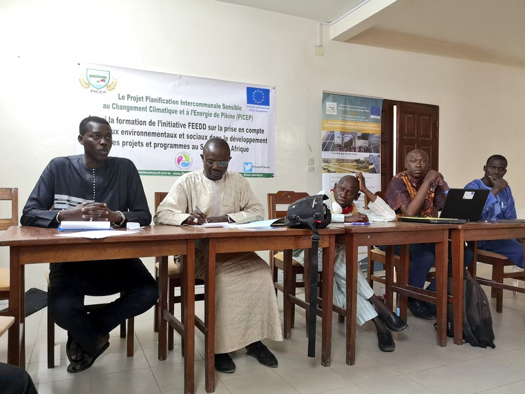 manaibra's tweet photo. Formation sous-régionale sur la prise en compte des enjeux environnementaux et sociaux dans le développement des projets et programmes en Afrique.
L'ancien coordinateur de l'UCG, présente la problématique de la gestion des déchets solides dans la région de Dakar.
#FEEDD https://t.co/RJmY8Tp1DQ