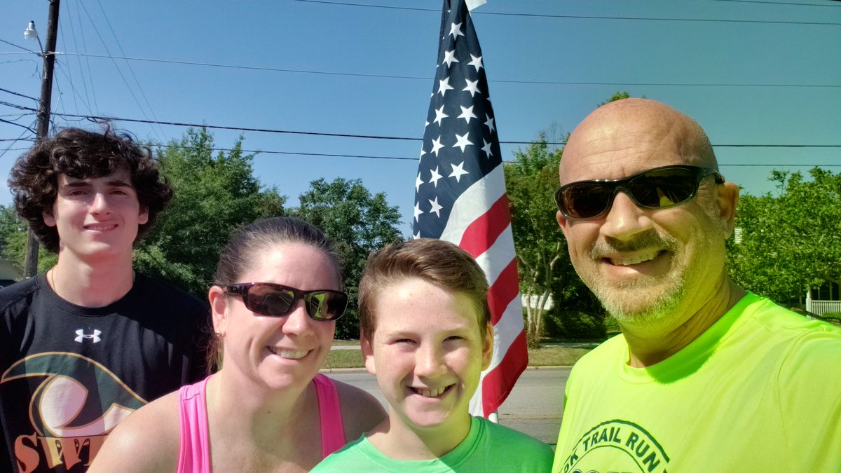 RBGibbonsIII's tweet image. Both @LexingtonSafe goals met, 13.1 miles &amp;amp; a family run with @JIEGibbons - next up @RunRocknRoll Savannah Half w/ @sukispur #cheechstrong #leavenodoubt #doitfordigits