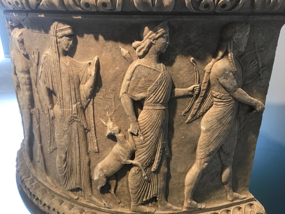 Sarah404BC's tweet photo. Stunning semi circular marble base depicting 10 Gods & Heroes.
Possibly part of Altar to Apollo. Discovered on #Augustus / #Octavian #Actium #Trophe Terraces https://t.co/aQ1sPgDwi2
