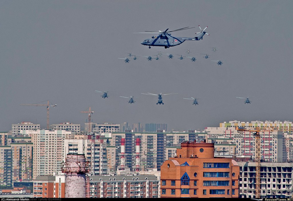 вертолет над городом. вертолеты над москвой. вертолет над городом. город с вертолета. военные вертолеты над москвой.