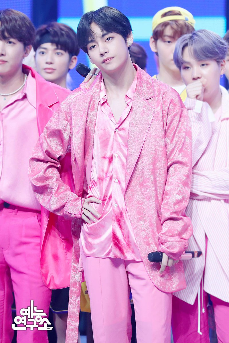 bbhmykjsn's tweet photo. #Taehyungcute
#Taehyungsong 
you steal my heart
wuwuwu😭😭😭😭 https://t.co/fg5wZaIvXa
