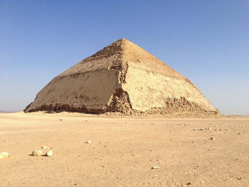 quellodiarte's tweet photo. Il faraone #Snefru, padre di #Cheope, decise la costruzione di una piramide a facce lisce. L’inclinazione delle facce inizio a 55° per arrivare a un’altezza di 130 metri. Dei cedimenti chiesero un cambio di pendenza a 44°. Restò così una pionieristica piramide a doppia pendenza. https://t.co/xk1uztcqIg