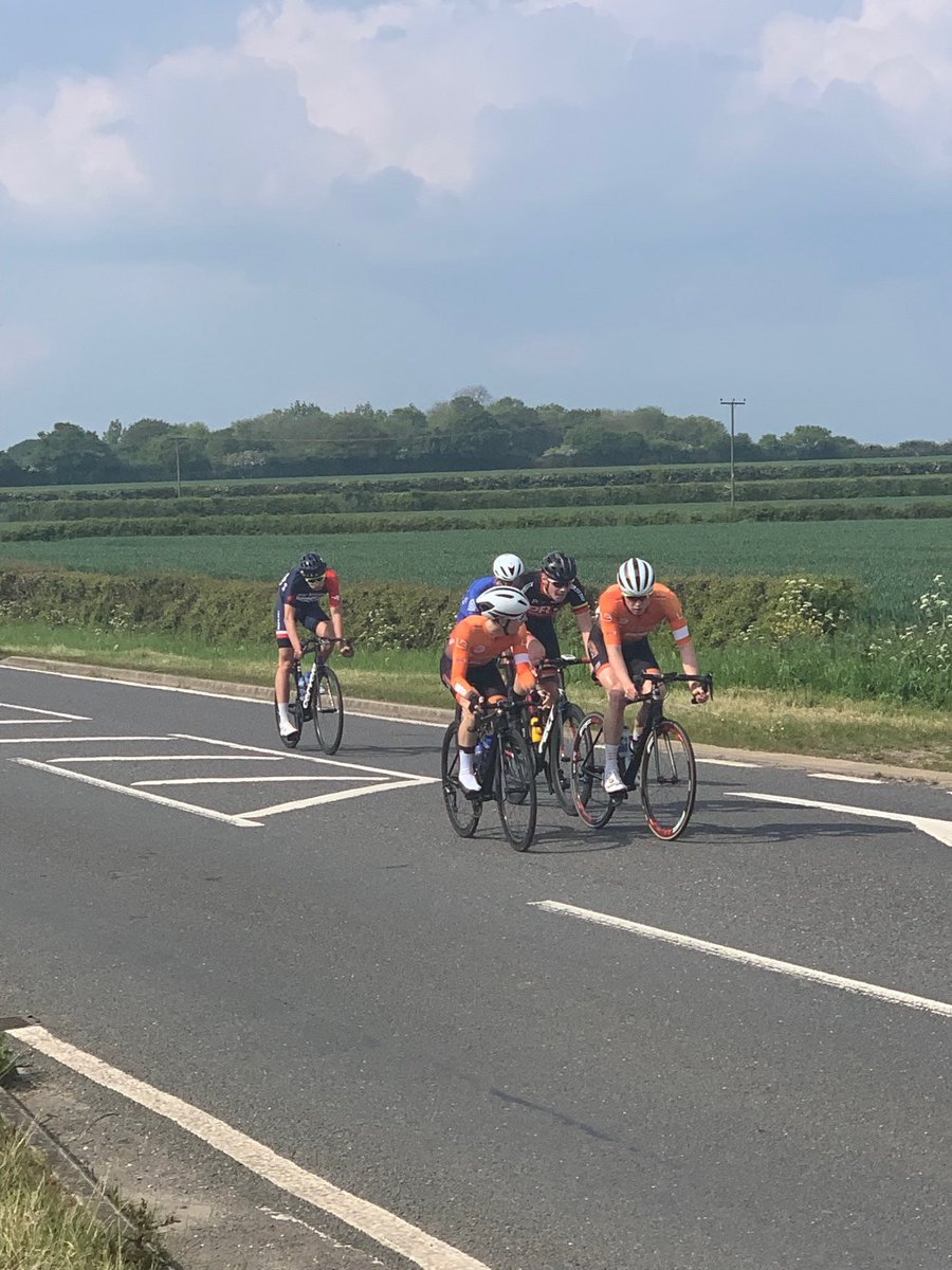 Chat amongst the ⁦<a href="/RichardsonsTrek/">Richardsons-TREK RT</a>⁩ riders at the head of the breakaway. They’re aware that 2 of their team-mates are about to make the junction to make it a quartet. It’s all getting very exciting here in the #AndrewsTrophy #cycling #essex #fullgas #lifebehindbars