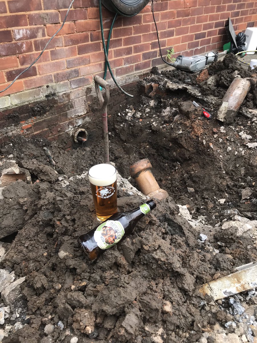 spadefeetpete's tweet photo. @Hobgoblin_beer helping me get through the day 😱🍺🤦🏽♂️ #beer #hole #burstdrain #wychwood #dryneck #goblineer @ChrisTKeating @wychwoodjon @wychwooddrayman @WychwoodGoblins https://t.co/sI4SYhWTsQ