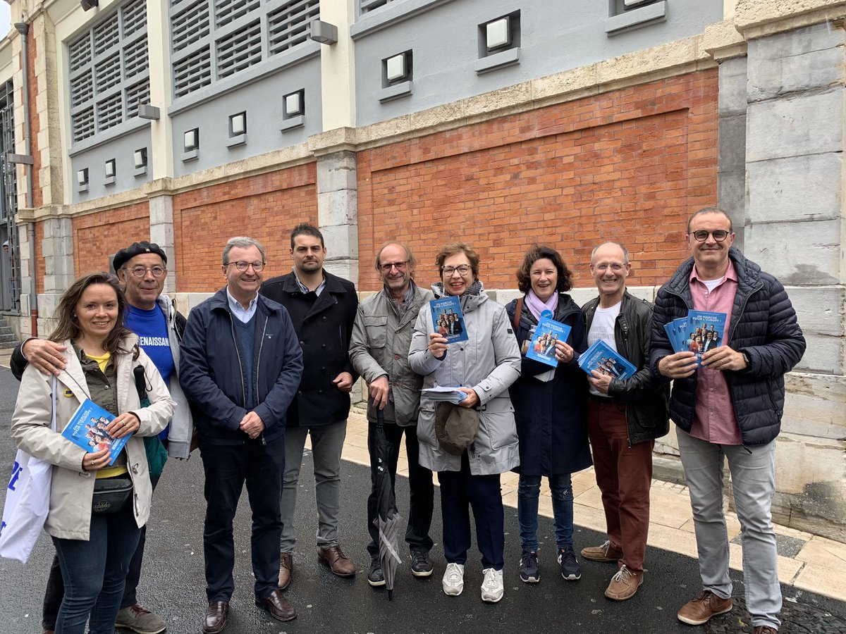RenaissancePB's tweet photo. Mobilisés ce matin au marché de @Ville2Biarritz pour présenter notre programme @Renaissance_UE et annoncer la réunion publique sur l’économie bleue lundi 20 mai à la @CitedelOcean avec @laurencefarreng et @Pierre_Ka https://t.co/XLlzdBwFJM