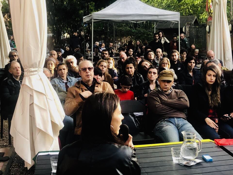 GianlucaPeciola's tweet image. Ieri bella, partecipata e sentita iniziativa a @CasettaRossa con coinvolgente testimonianza di Maria Edgarda Marcucci, conosciuta come Eddi in campo di battaglia in #Rojava. Il racconto di Fatma Celikcan e la voce di Erol Aydemir, giovane curdo da quasi 2 mesi in sciopero fame!