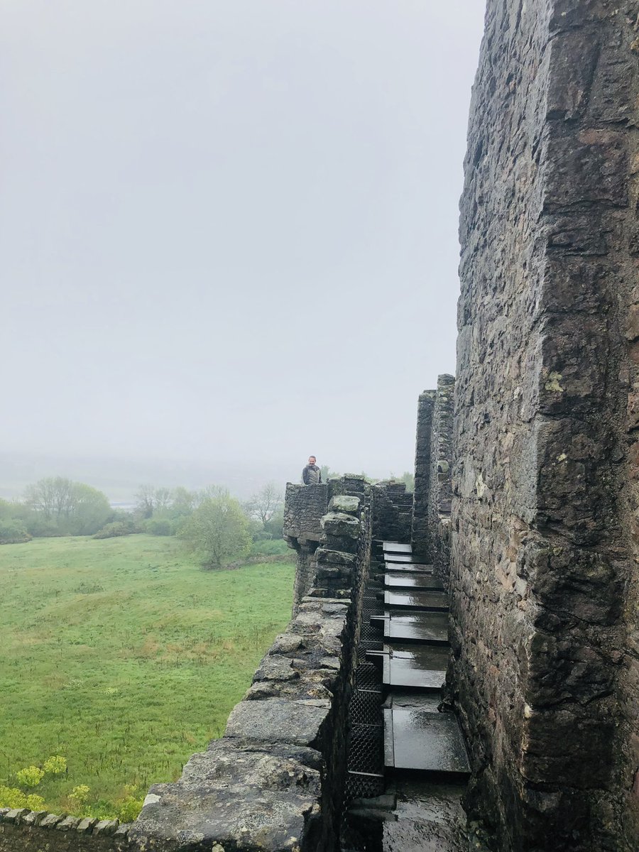 douganbren's tweet photo. Raining but still spectacular to see Craigmillar Castle @welovehistory ... spot the Douganโs ๐#Outlander #OutlawKing #Scotland #SunnyYesterday ๐คฆ๐ผโโ๏ธ๐คฃ@johnfouganfife https://t.co/szk6iu6kVx