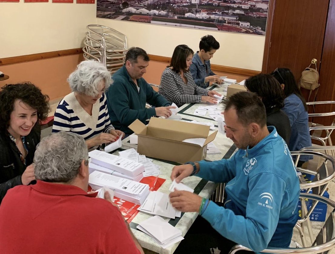 PsoePozoblanco's tweet photo. Intensa mañana de trabajo en nuestra sede. ¡Estamos ensobrando ilusión! Esa ilusión con la que pedimos tu confianza para el próximo 26 de mayo y comenzar a construir el Pozoblanco que quieres. De tu mano. 

¡Volveremos a llenar las urnas de motivos!  /❤️

#RosarioRosSí 🌹 https://t.co/00n22TXnfZ