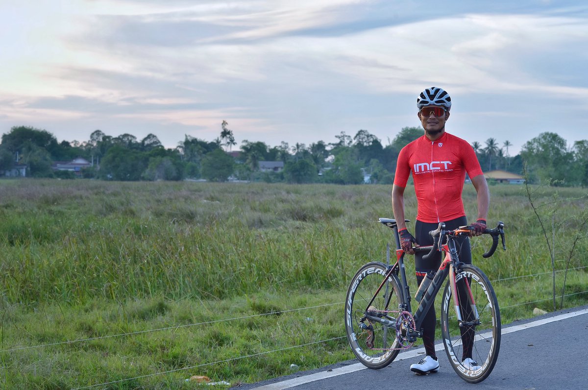 bujoee1's tweet photo. " Leader Don't Force People To Follow , They Invite Them On A Journey "
• Done 1 hours easyride..
#imct #ironmetalcyclingteam #gored #pardussuper5 #superteamwheels #morphcomponents #opwsmorph #fidlockbottle #wendwaxmalaysia #xplovax5evo #umarsunglasses #xtcool #velotozesocks https://t.co/e2VkhrkQoc