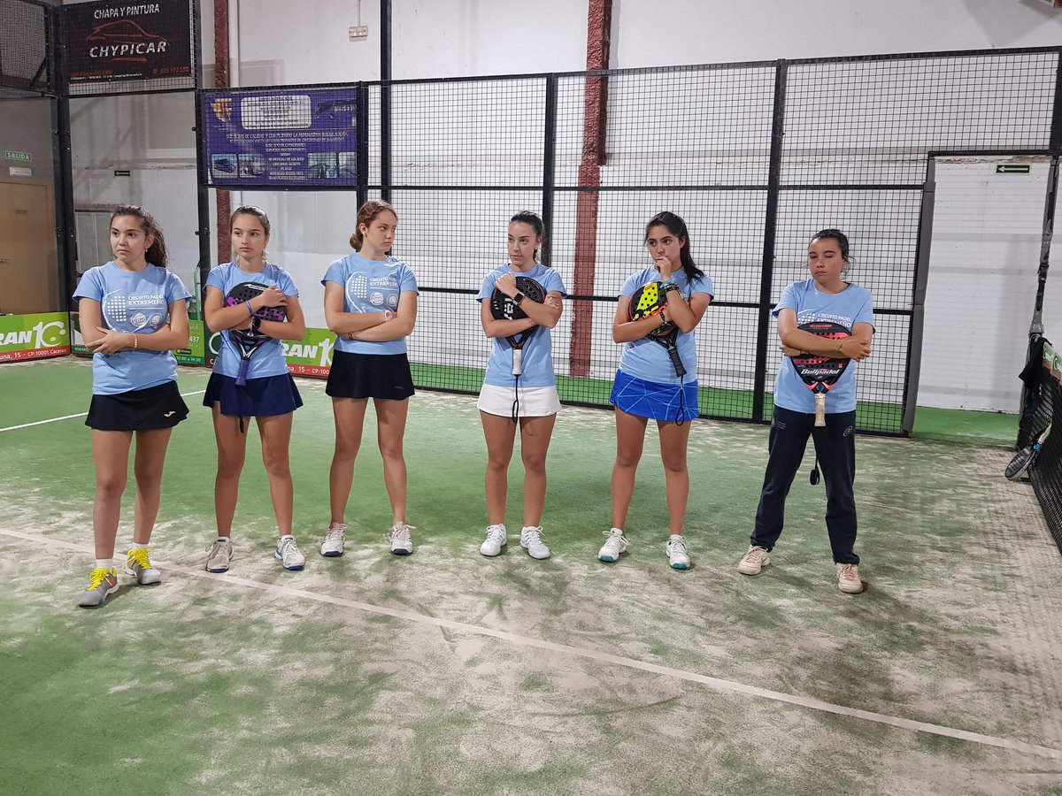 Entrenamiento selección absoluta femenina fexpadel en <a href="/PadelCaceres/">PadelEncubiertoCC</a> @DXTextremadura