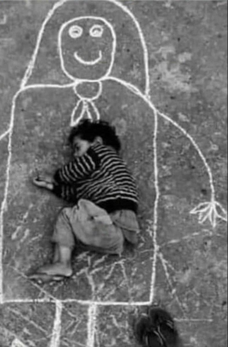 ماتت أمه 
فرسمها ونام في حضنها 💔

الأم كالعمر لاتتكرر ..