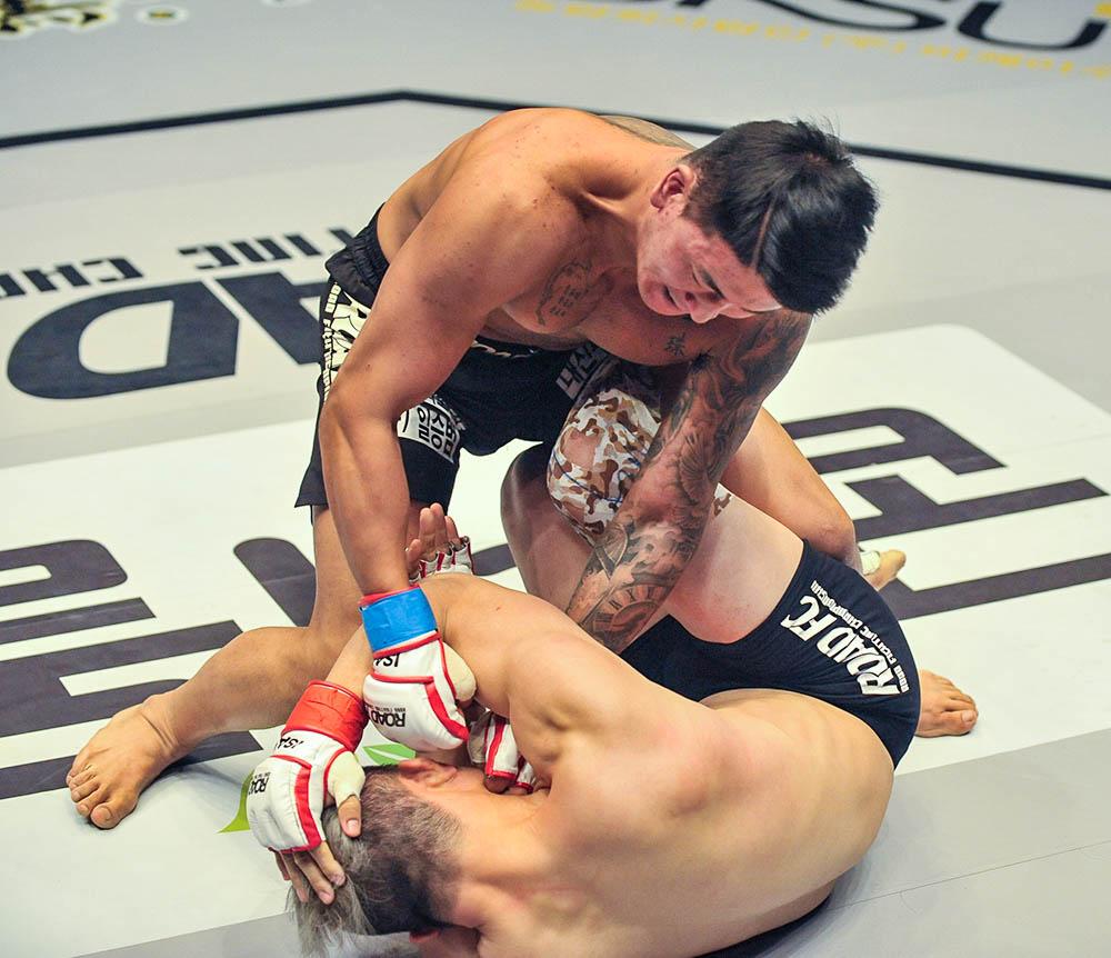 ROADFC's tweet photo. ROAD FC 053 result:
#2 Kim Tae-In def Lim Dong-Hwan by TKO, R1 0:45
Kim gets the brutal clinch - takedown - pound out win!
#roadfc
#roadfc53
#mma https://t.co/nUgdNf2jMp