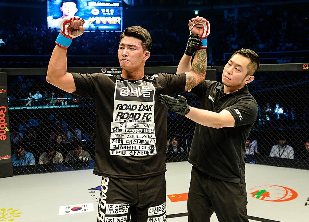 ROADFC's tweet photo. ROAD FC 053 result:
#2 Kim Tae-In def Lim Dong-Hwan by TKO, R1 0:45
Kim gets the brutal clinch - takedown - pound out win!
#roadfc
#roadfc53
#mma https://t.co/nUgdNf2jMp