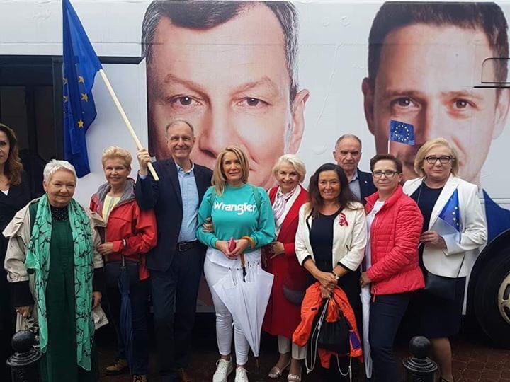 AChybicka's tweet photo. Dzisiaj Wielki Marsz #PolskaWEuropie 🇪🇺🇪🇺🇪🇺😊😊😊 https://t.co/puwsXLTLkz