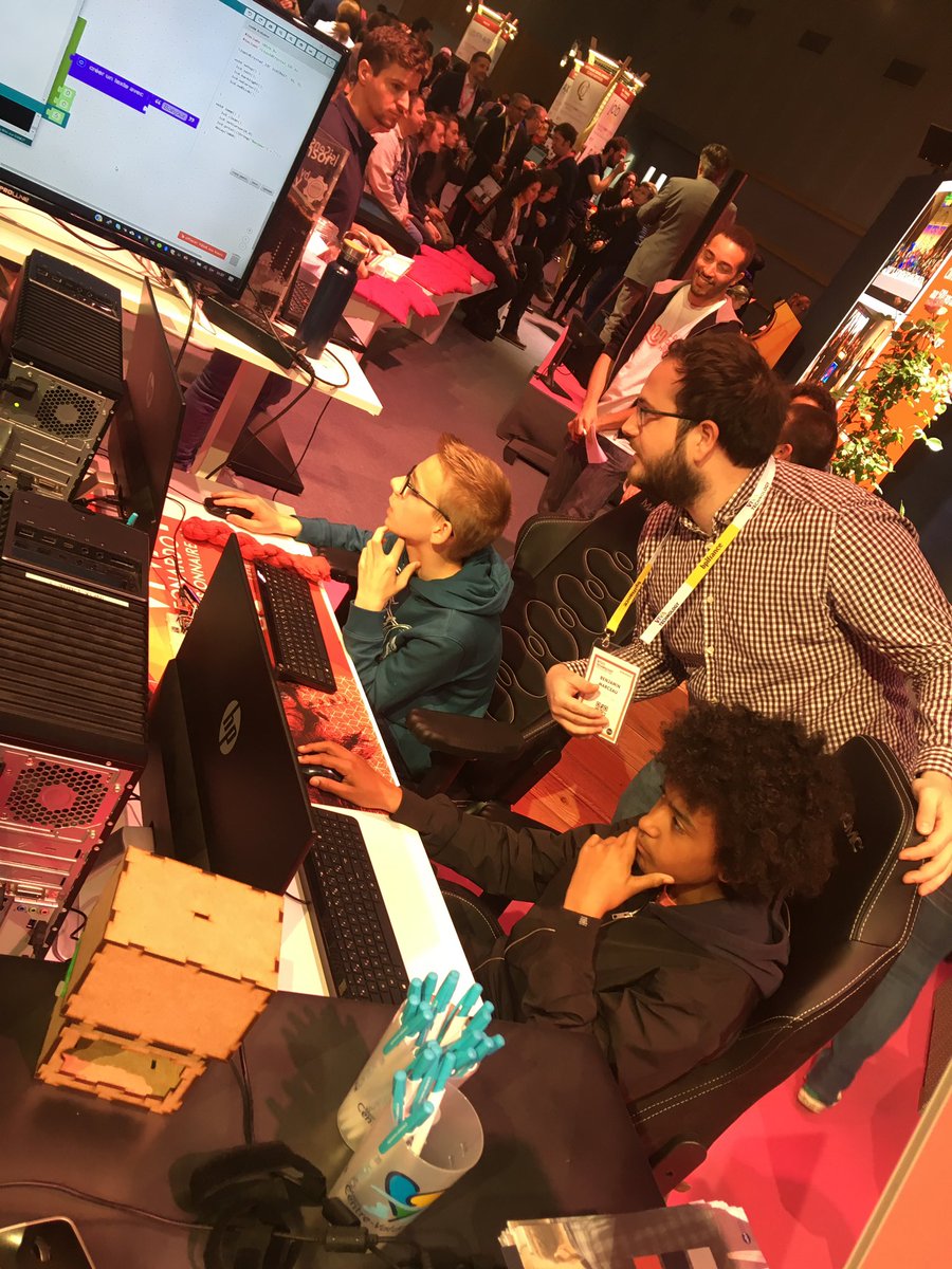 FABLABORL's tweet image. En cette journée grand public à @VivaTech nous accueillons de nombreux enfants sur notre stand au Lab B17 pour leur faire tester notre simulateur auto et découvrir comment programmer des robots. Le code est un jeu d’enfant ! 😊🤖 #ViVaTech #VivaTech2019 #programmation #code