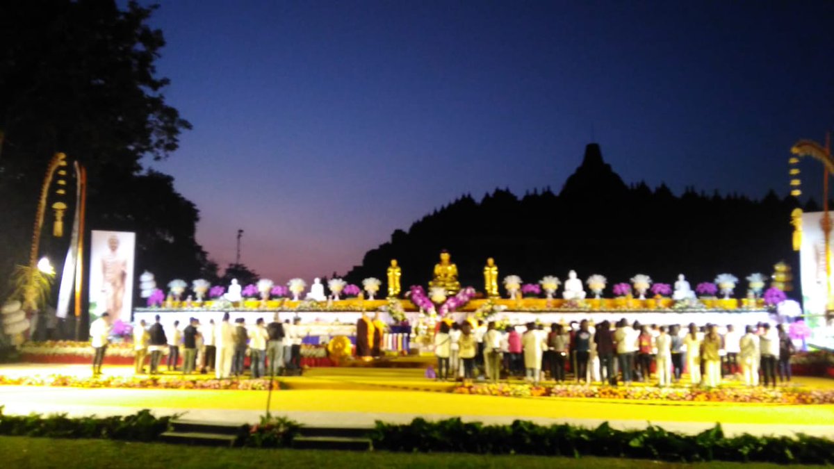 Kemenag_DIY's tweet photo. Selamat Hari Waisak 2563 BE / 2019 M
. 
Rangkaian perayaan telah dimulai sejak pagi tadi.
. 
Malam ini Menag @lukmansaifuddin akan hadir menyapa umat Budda di pelataran Candi Borobudur. 
. 
@Kemenag_RI 
@ganjarpranowo 
@humasjateng 
@humas_jogja https://t.co/Mb14drSzdp