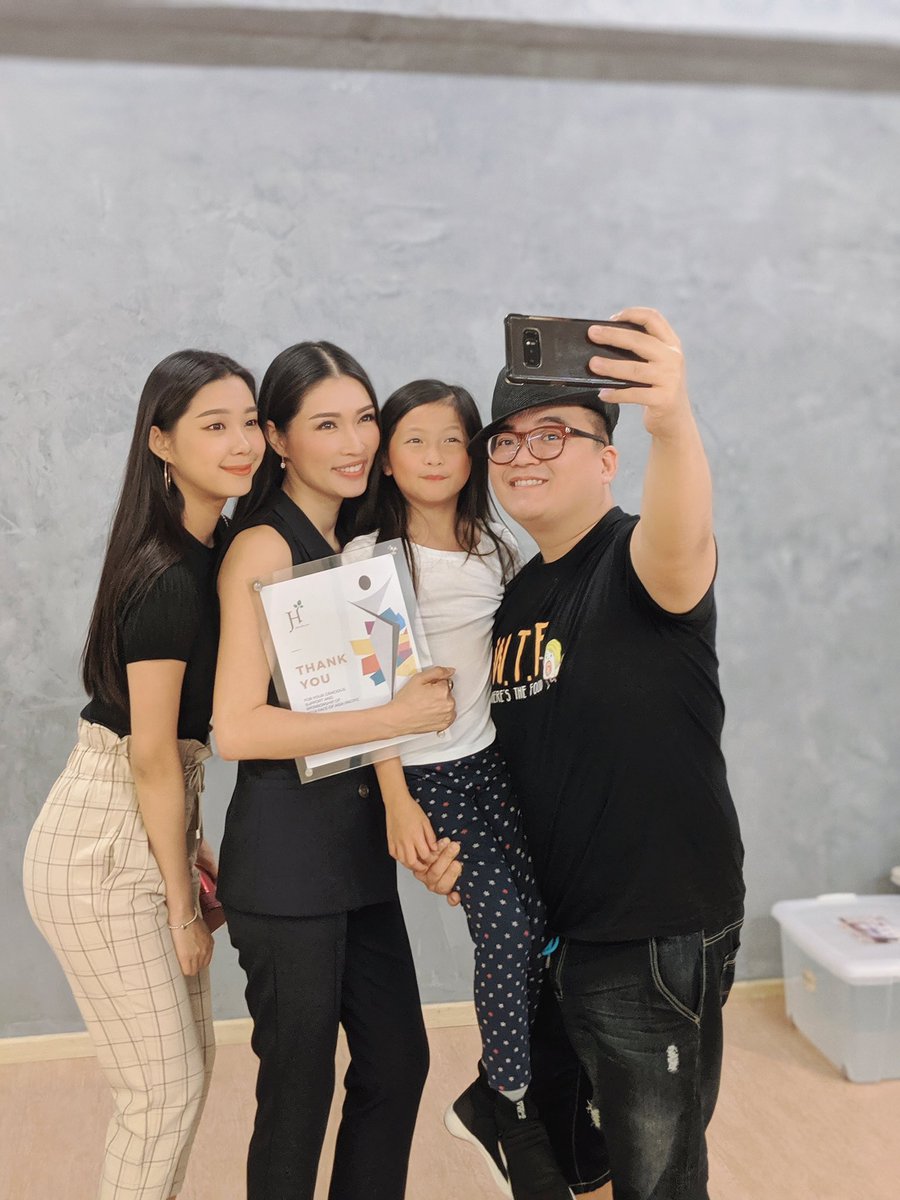 amberchia's tweet image. 凤凰网路女神选美猫步训练。非常开心，可以认识这么多美女。🌟

It&apos;s a wrap for Social Media Queen #BeautyPageant #catwalktraining &amp;amp; @jaimekwan.co #kidsmodeling Catwalk training.  
Welcome to #amberchiaacademy #AcademyOfWinners ❤️