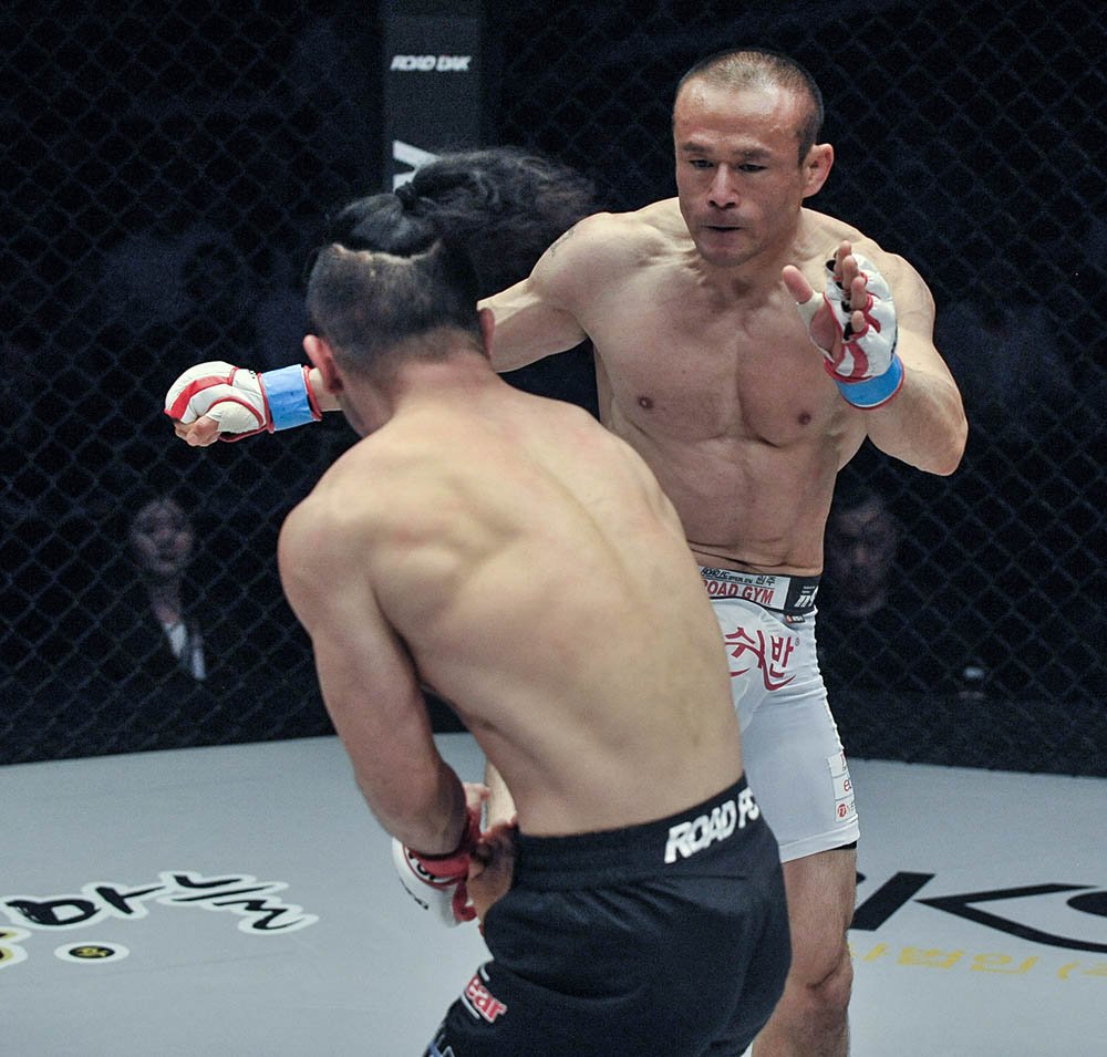 ROADFC's tweet photo. ROAD FC 053 result:
Shin Dong-Guk def Tamotsu Hayashi by TKO, R1 2:50
Another huge TKO victory for Firefighter Shin!
#roadfc
#roadfc53
#mma https://t.co/X28HzkyfxQ