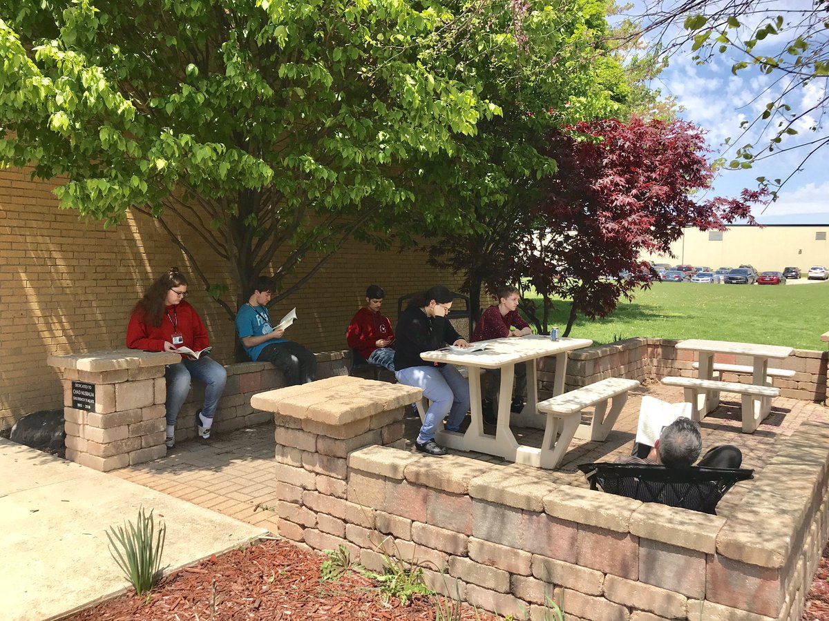 GHS_North's tweet photo. Young Adults novels class taking advantage of some springtime weather! #studentengagement #loving nature #longlivenorth☀️❤️ https://t.co/BA7hDxBnbj