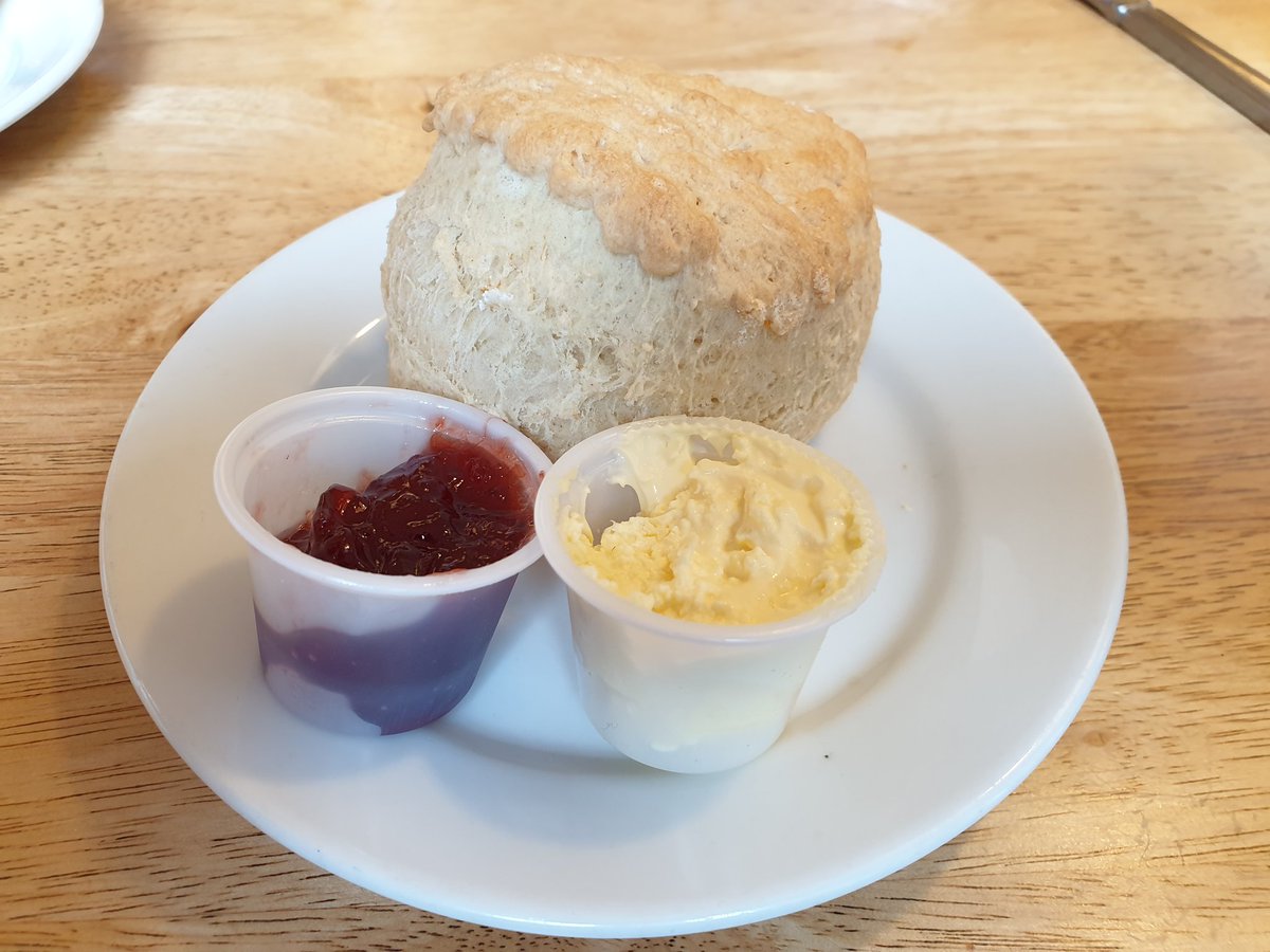 Citycolt's tweet photo. #sconewatch on tour. Edinburgh, home of the clotted cream and where scone rhymes with bone... https://t.co/ILNk4EFfjH