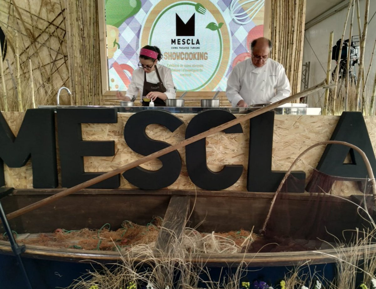 👨‍🍳 #Mescla19 està en marxa! Per començar, el xef Joan Bosch i Marina ens ofereixen una demostració de cuina amb productes de proximitat.